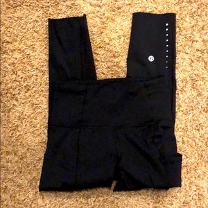 Lululemon black crop size 2 reflective, pockets